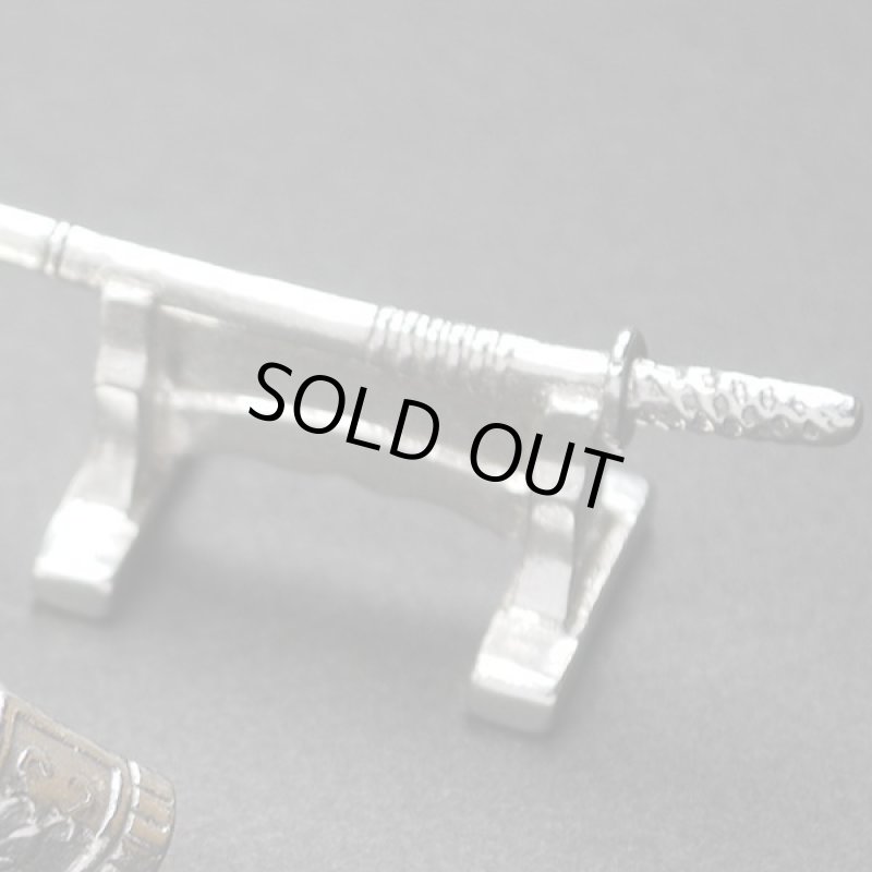 画像2: 高岡銅器・武者揃え「箸置き2種」(伝統工芸品 富山県高岡銅器 銅製箸置き 日本製 ギフト 3,000円台の贈答品 おすすめ食器小物) (2)