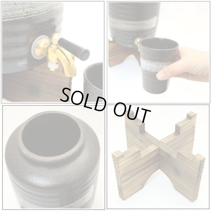 画像2: 一升瓶もまるまる入る!陶器製熟成焼酎サーバー2000ml(陶器カップ2個・木製サーバー台付き) (2)