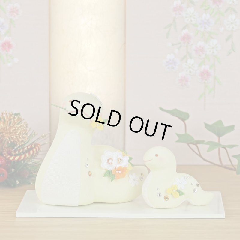 画像3: 日本製2025年干支吉祥飾り「淡色 巳 親子(白台飾り)」 (3)