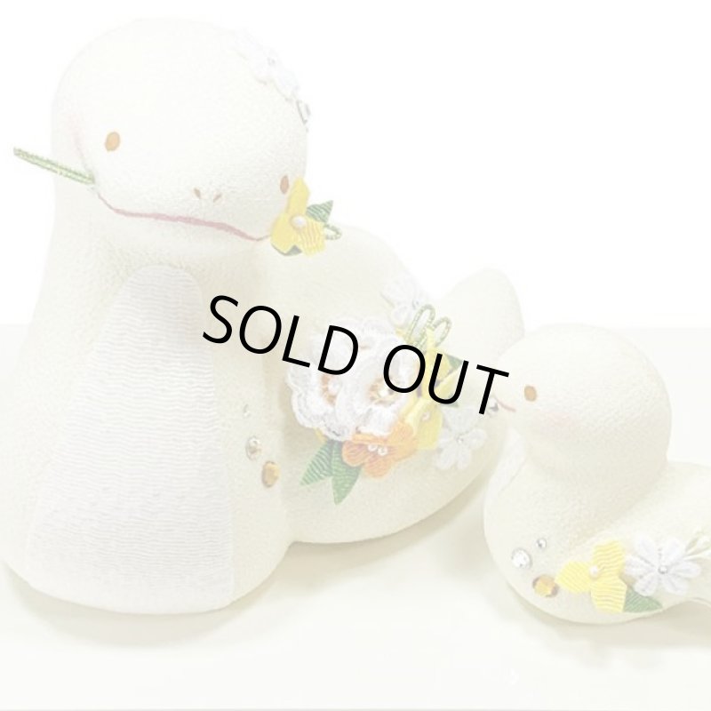 画像5: 日本製2025年干支吉祥飾り「淡色 巳 親子(白台飾り)」 (5)