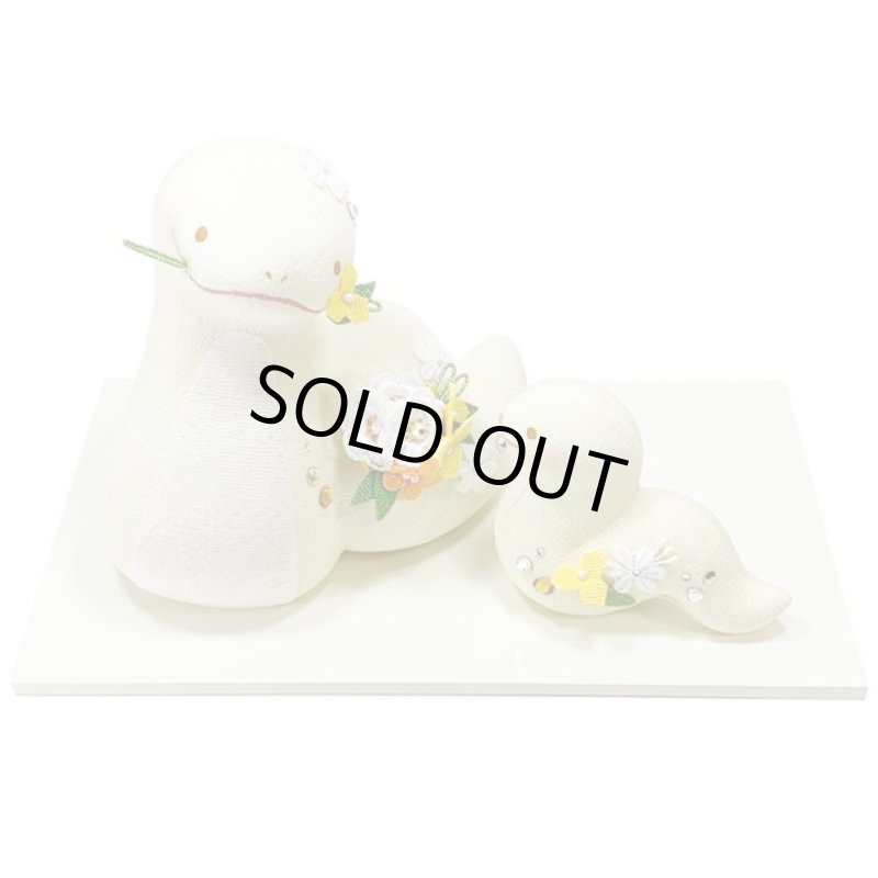 画像4: 日本製2025年干支吉祥飾り「淡色 巳 親子(白台飾り)」 (4)