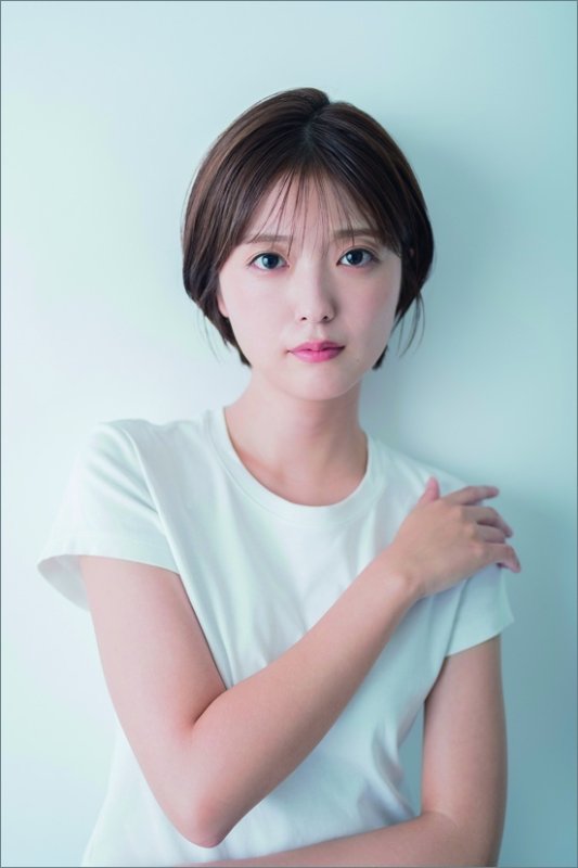画像1: 2027年卓上 工藤美桜カレンダー (1)