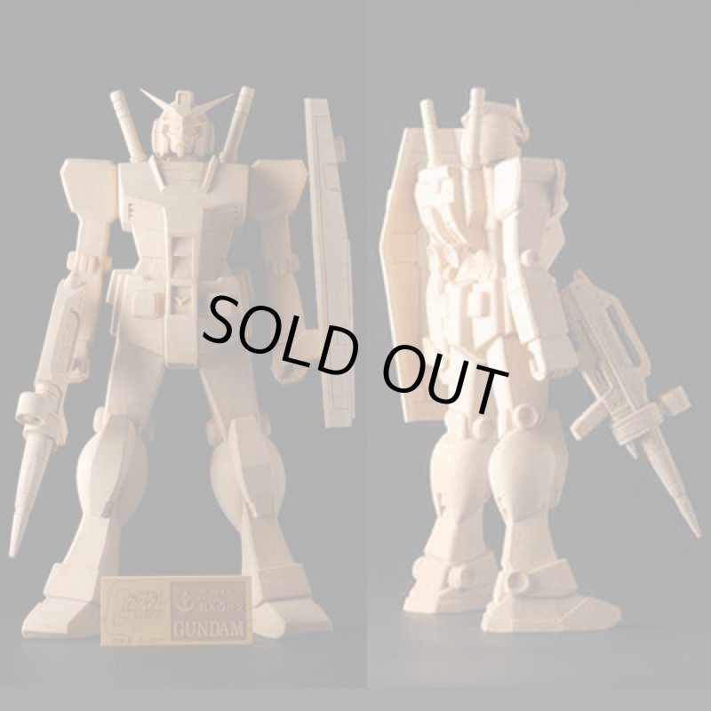 画像2: 機動戦士ガンダムオフィシャル熟練仏師手彫り「木彫ガンダムRX-78-2」 (2)