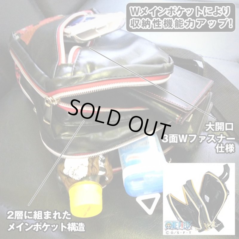 画像2: ワンピースWメインポケットボディバッグ (レザー調,鞄,コンパクト,大開口ファスナー,デジタル迷彩,エンブレム) (2)