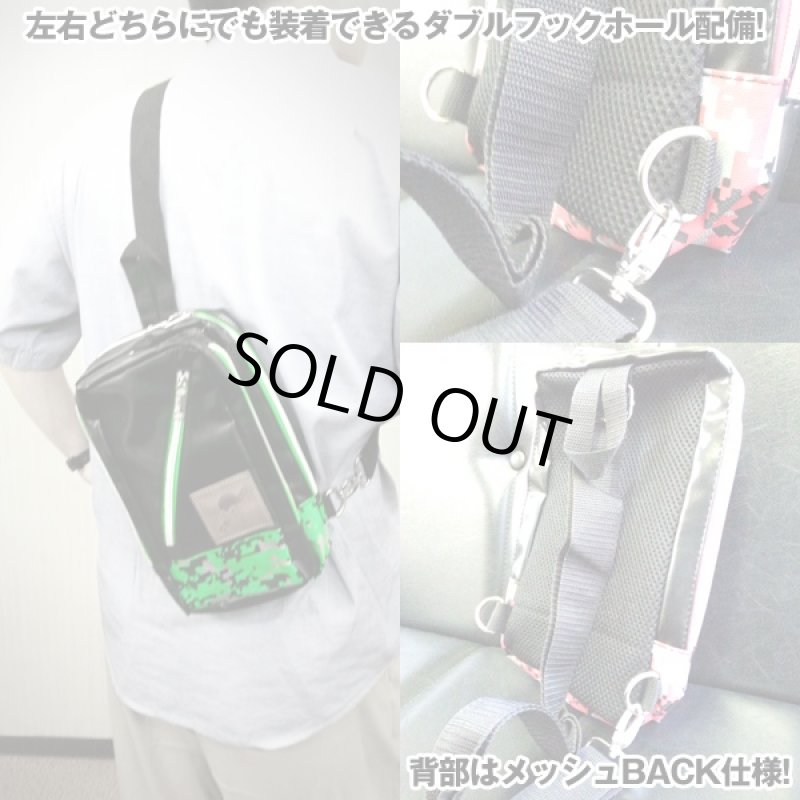 画像3: ワンピースWメインポケットボディバッグ (レザー調,鞄,コンパクト,大開口ファスナー,デジタル迷彩,エンブレム) (3)