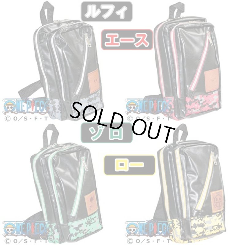 画像4: ワンピースWメインポケットボディバッグ (レザー調,鞄,コンパクト,大開口ファスナー,デジタル迷彩,エンブレム) (4)