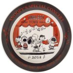 画像2: スヌーピー2018イヤーズプレート (SNOOPY,お皿,皿たて付き,陶器,スヌーピー公式,2018年,記念限定品,食器,20cm,ギフト) (2)