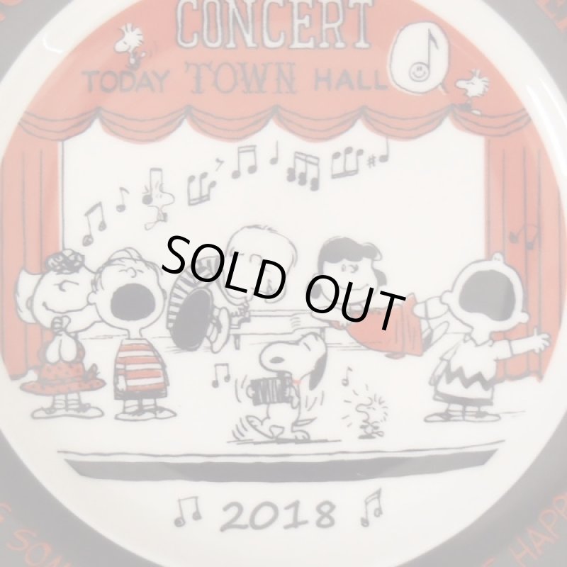 画像3: スヌーピー2018イヤーズプレート (SNOOPY,お皿,皿たて付き,陶器,スヌーピー公式,2018年,記念限定品,食器,20cm,ギフト) (3)